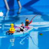Legographie en utilisant une tong comme bateau