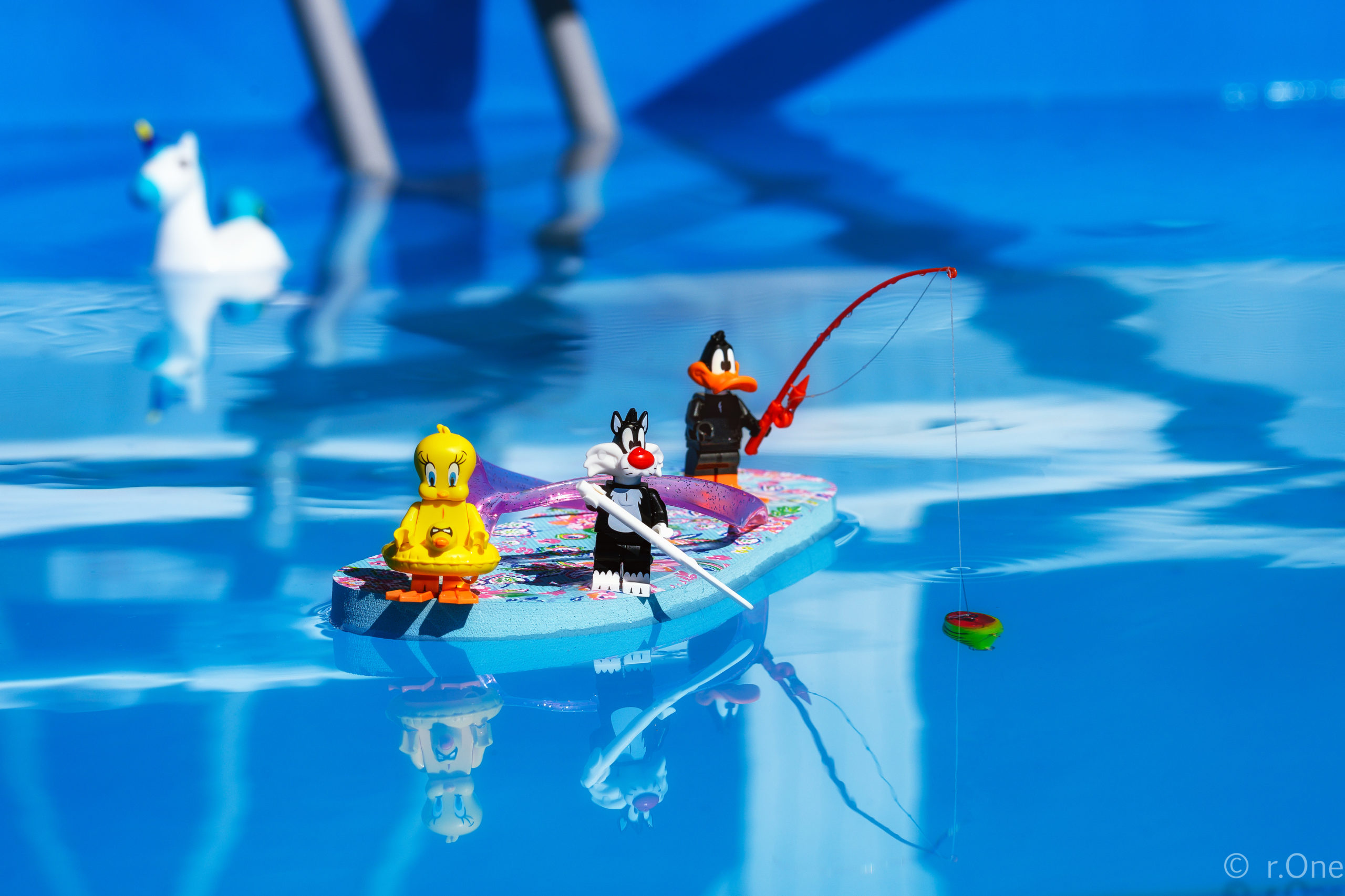 Legographie en utilisant une tong comme bateau