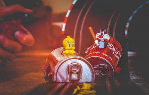 Cette photo de Legographie représente deux legos qui font la course dans des caisses à savon réalisé à partir de deux cannettes de Soda.
