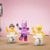Cette image sur le thème de la Legography représente trois Lego qui prenne un cours de danse Classic. L'un dés Lego est Batman déguisé en Rose.