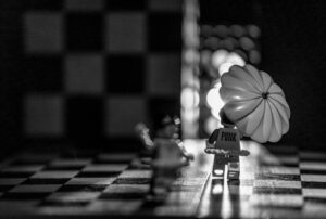 dans cette Legographie en noir et blanc on peut voir une danseuse avec un parapluie dans un damier. L'idée ici est de jouer avec les ombres et le noir et blanc.