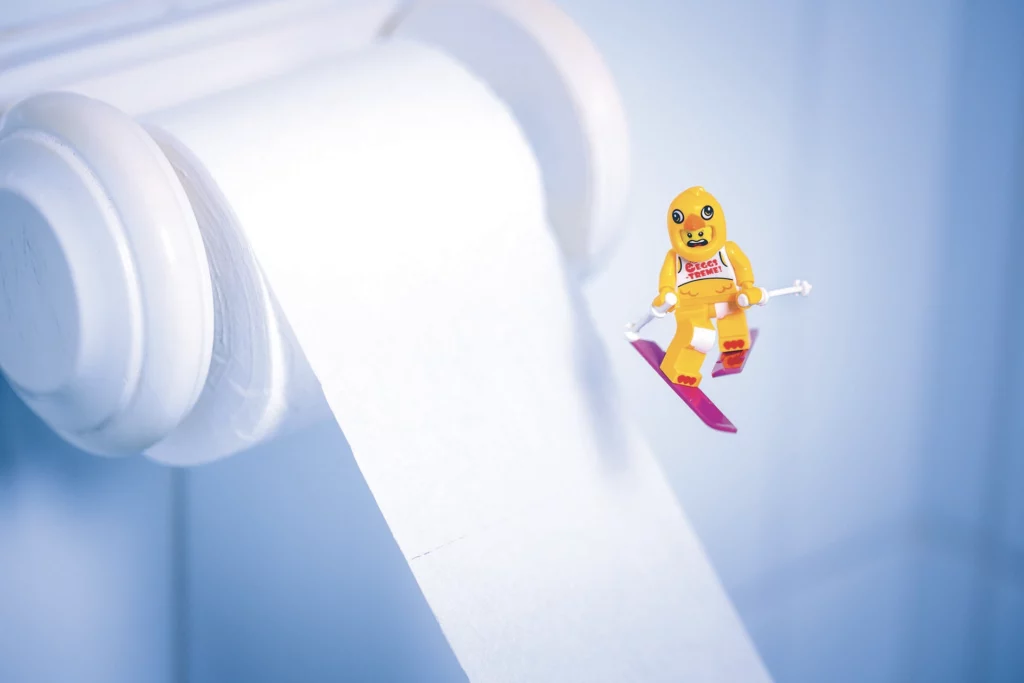 Cette Legographie presente un lego skieur qui fait une descente sur du papier toilette. Le lego utilisé dans cette legographie est un lego poulet