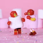 cette photographie d'une legographie met en scène deux Lego déguisé avec des shamallow qui font un combat de boxe
