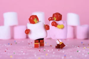 cette photographie d'une legographie met en scène deux Lego déguisé avec des shamallow qui font un combat de boxe