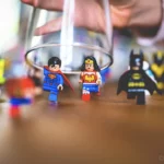 Cette Legography a été réalisée avec autour des Lego Marvel et un verre. En premier plan on peut apercevoir des Lego qui court et en arrière plan on voit une main avec un verre qui essaye d'attraper les Lego. Cette Legographie m'émane plusieurs techniques photographique.