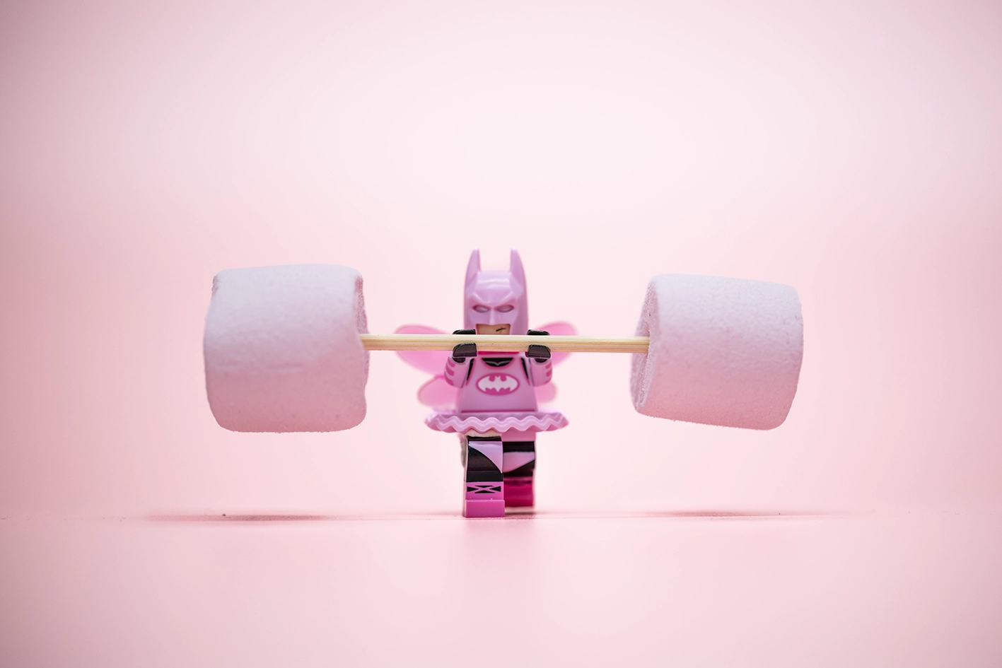 Le lego fée Batman est champion du monde en haltérophilie de chamallow. le tout sous un esprit Legography