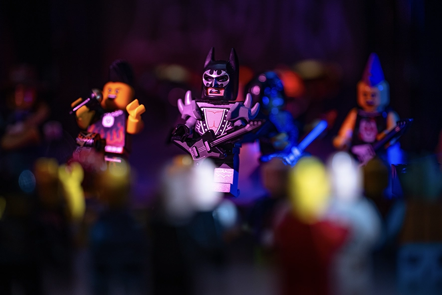 Legography sur le thème d'un concert de musique Metal. Cette photographie représente Batman en  chanteur du groupe en plein action.