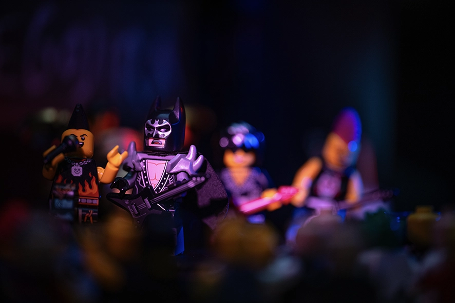 Legography sur le thème d'un concert de musique Metal. Cette photographie représente Batman en  chanteur du groupe en plein action.