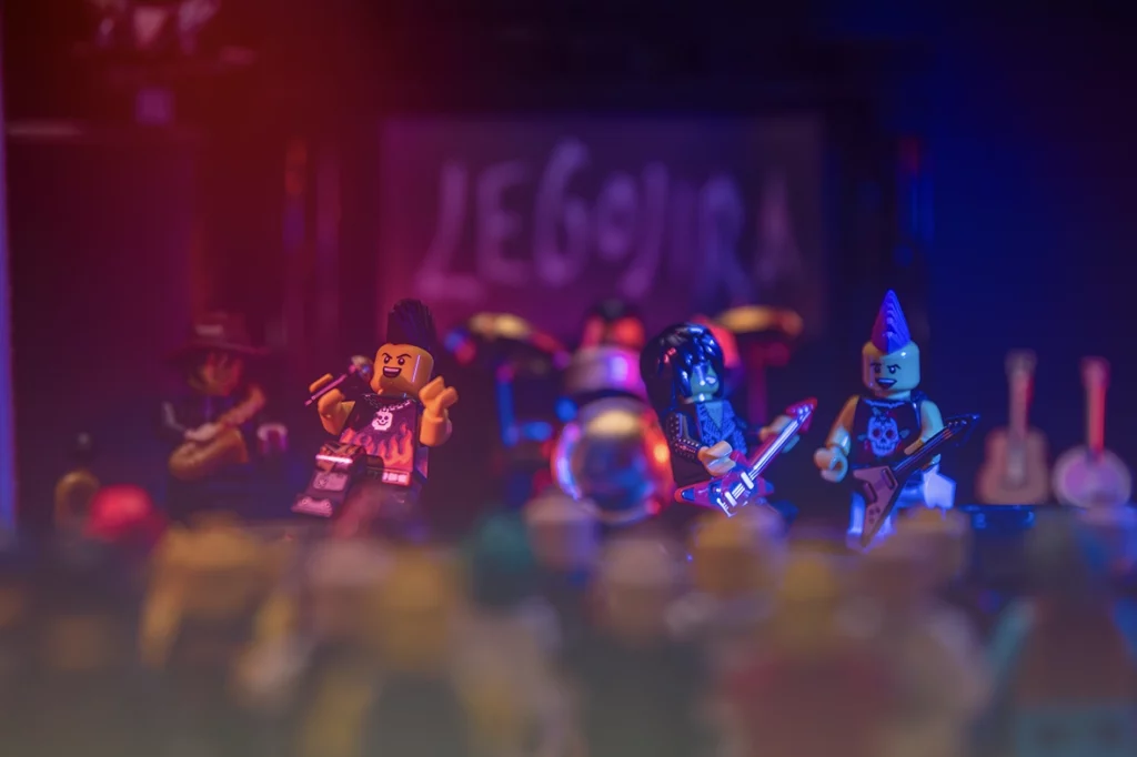 Legophotography  sur le thème d'un concert de musique Metal. Cette photographie représente la scène vue du publique