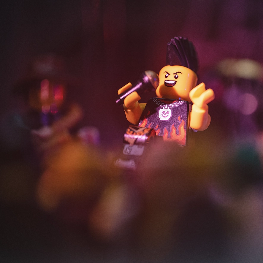 Legography sur le thème d'un concert de musique Metal. Cette photographie représente le chanteur du groupe en plein action.