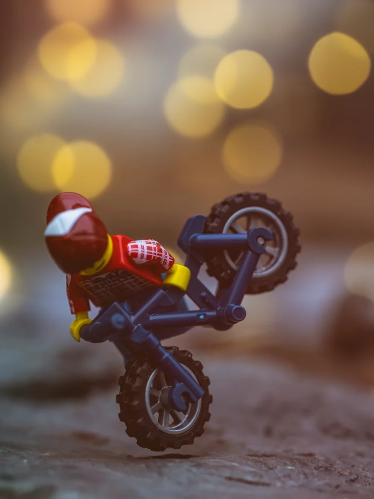 Legophotography représentant une figure de BMX Flat