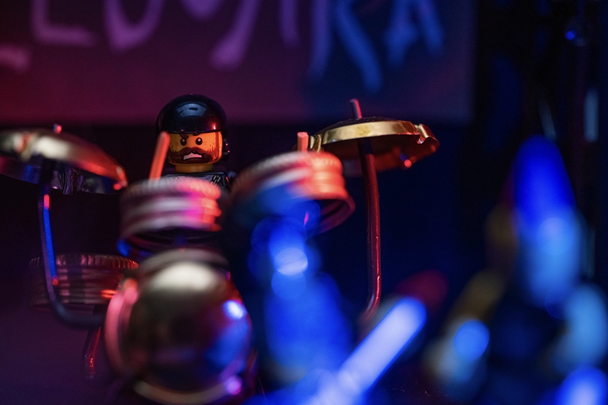 Legography sur le thème d'un concert de musique Metal. Cette photographie représente le batteur  du groupe en plein action.